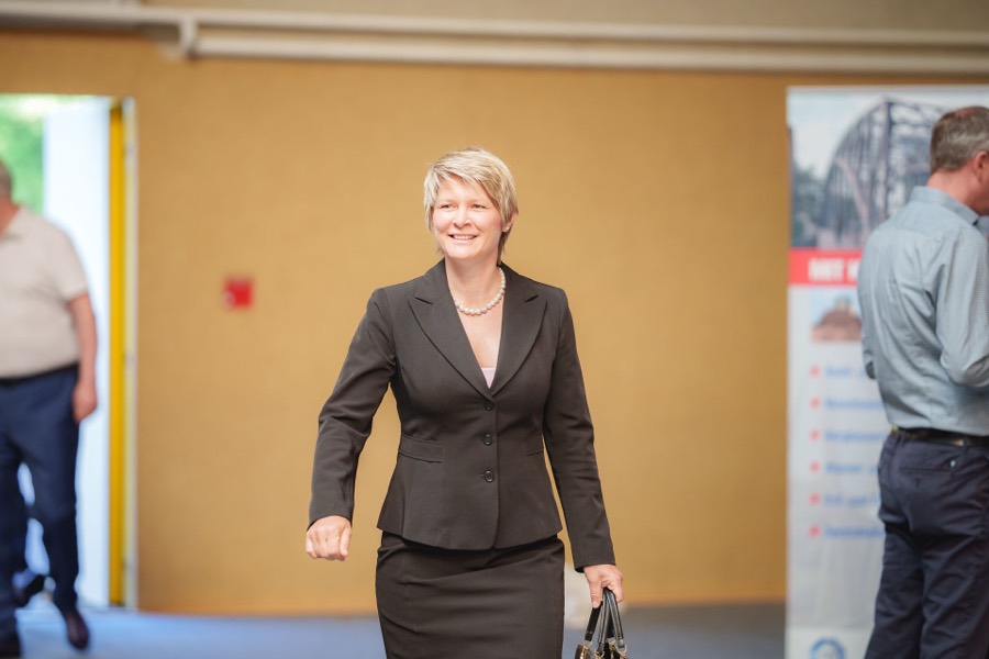Besucherin in der Ausstellung