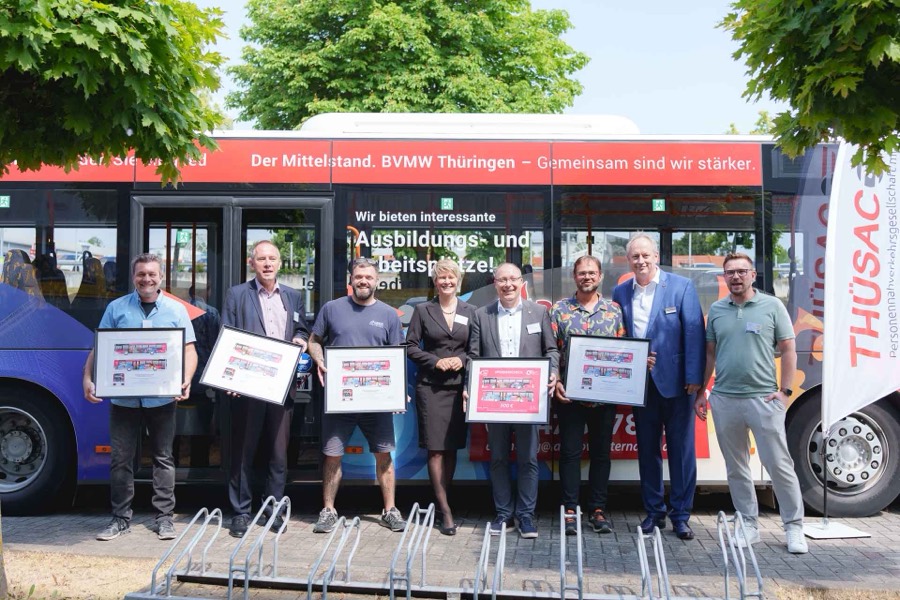 Gruppenbild vor einem Bus