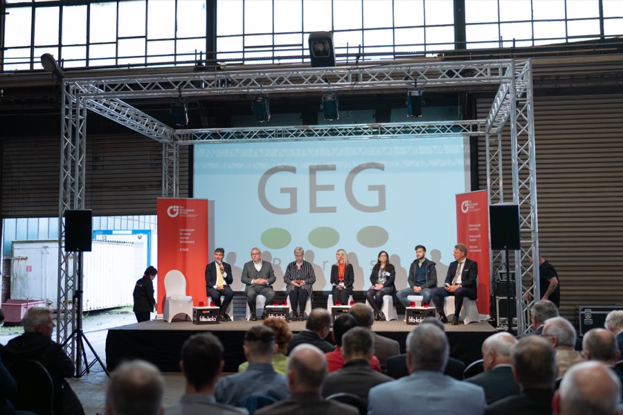 Podiumsrunde vor Publikum