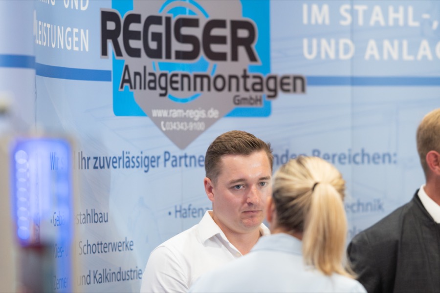 Am Stand eines Ausstellers