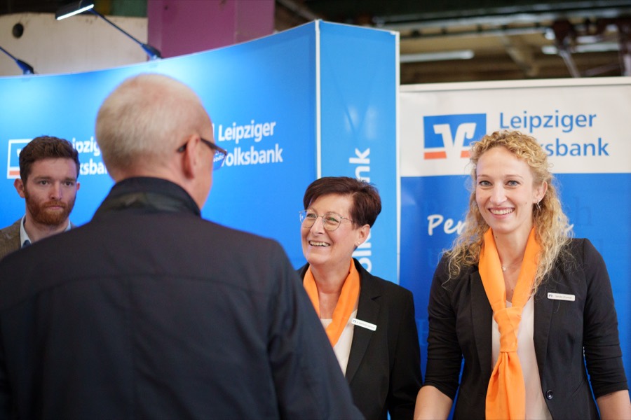 Team an einem Ausstellerstand