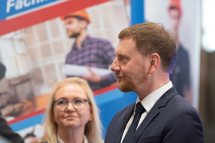 Gespräch an einem Stand