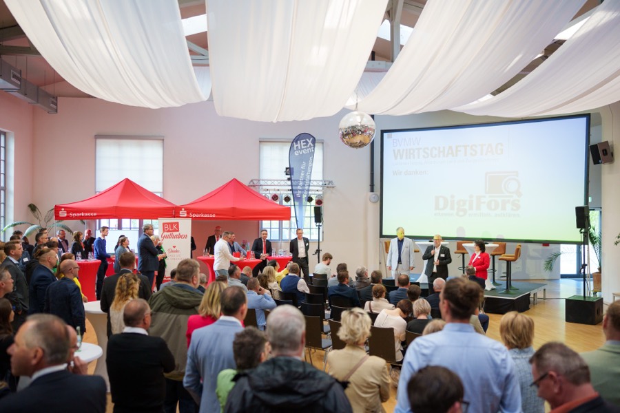 Blick in den vollen Saal