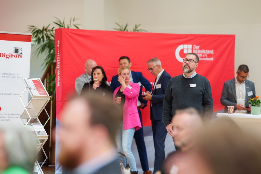 Gruppe vor der BVMW-Wand