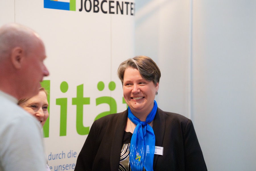 Besucherin im Gespräch