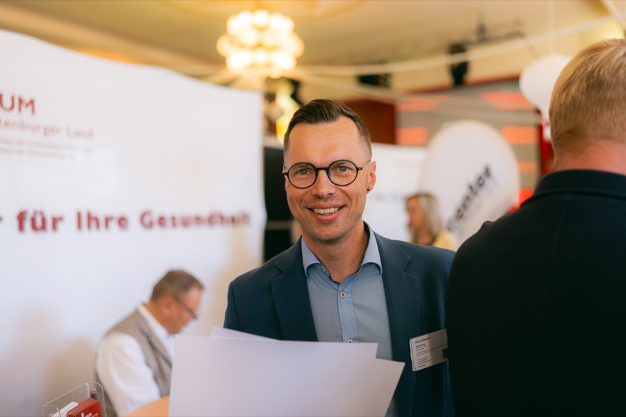 Gespräch an einem Ausstellerstand
