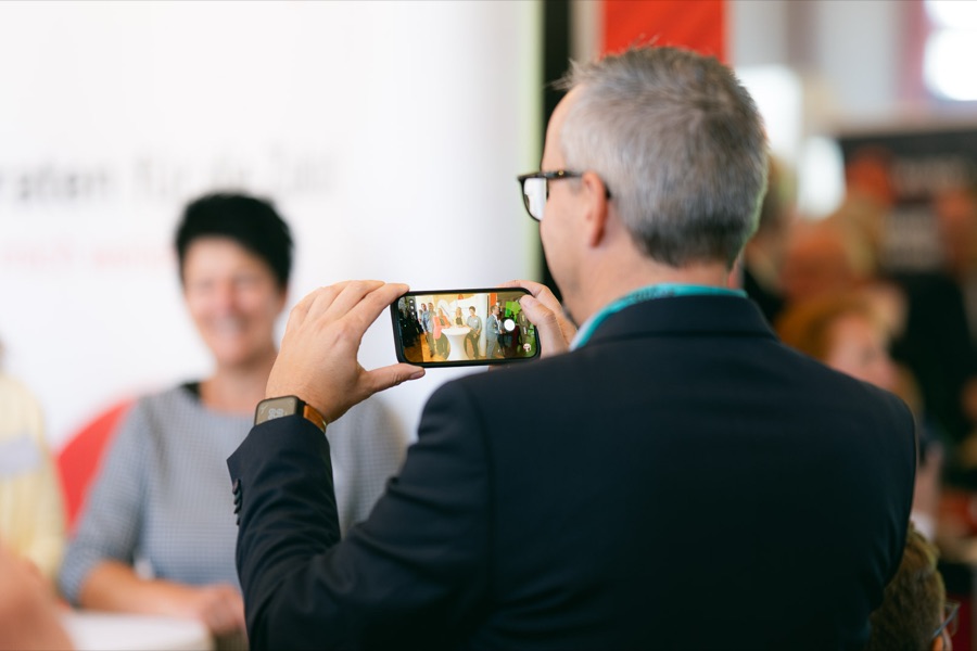 Gast fotografiert die Bühne