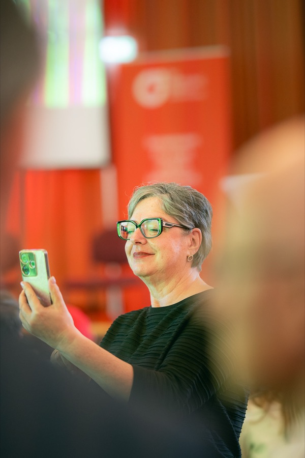 Besucherin fotografiert