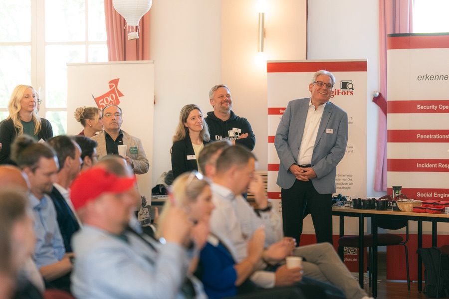 Publikum und Gäste im Saal