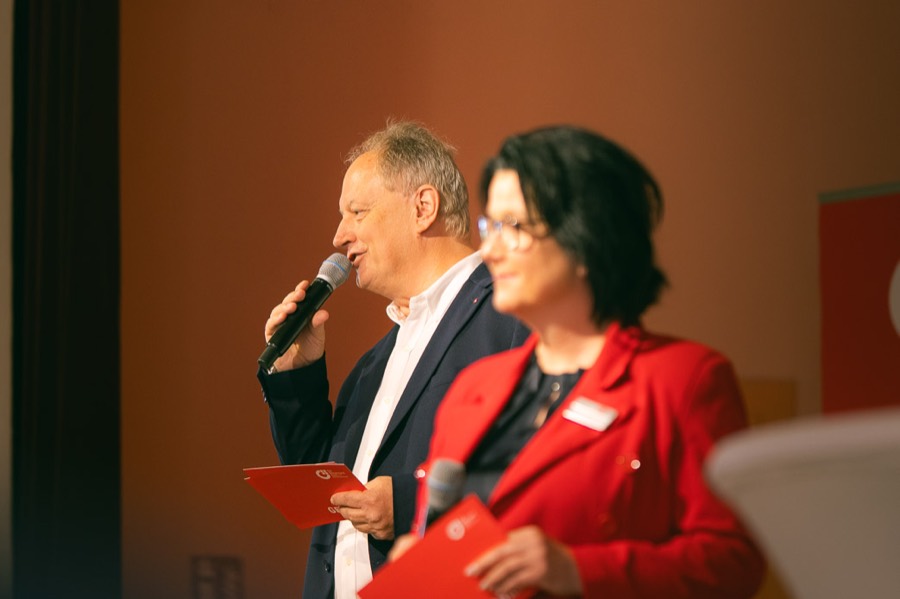 Moderation auf der Bühne