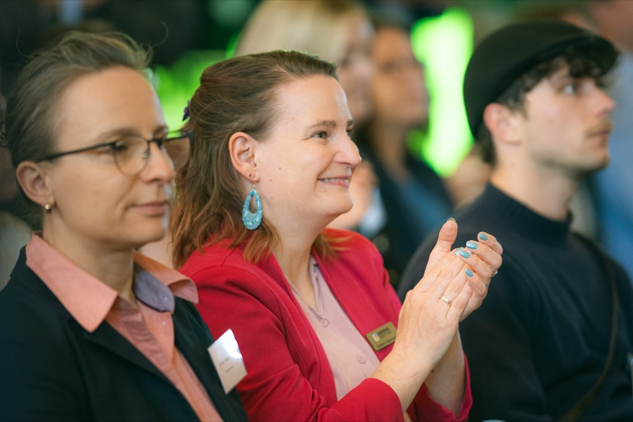 Gäste verfolgen das Programm