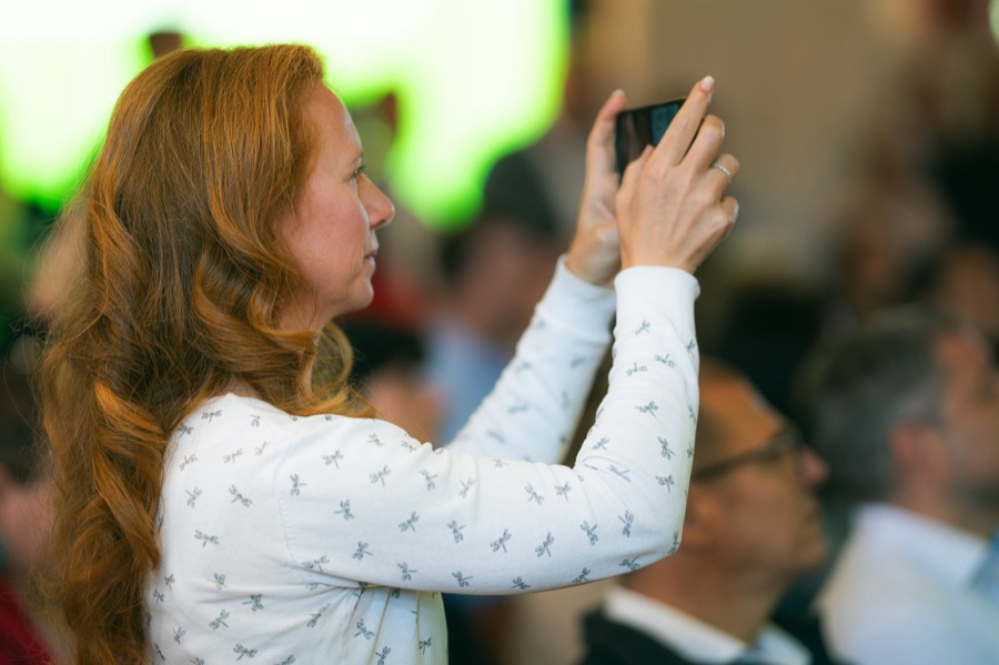 Besucherin fotografiert das Programm