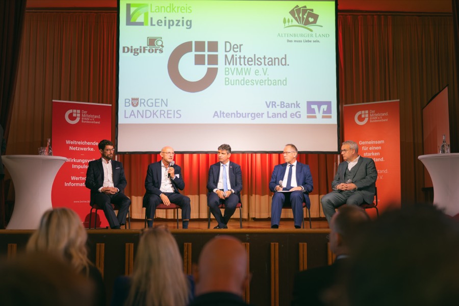 Podiumsrunde vor vollem Saal