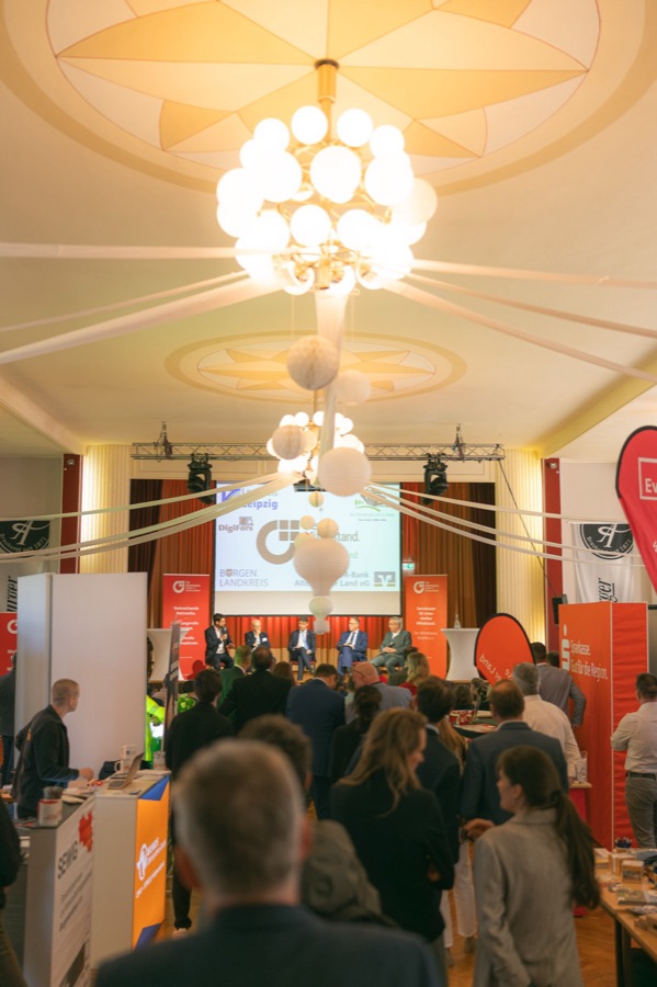 Blick durch den Saal zur Bühne