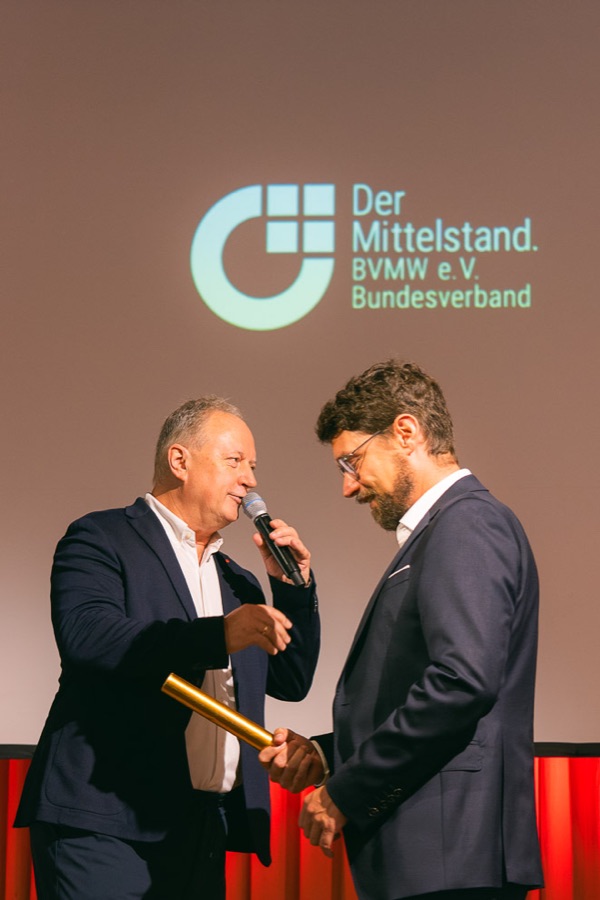 Übergabe auf der Bühne