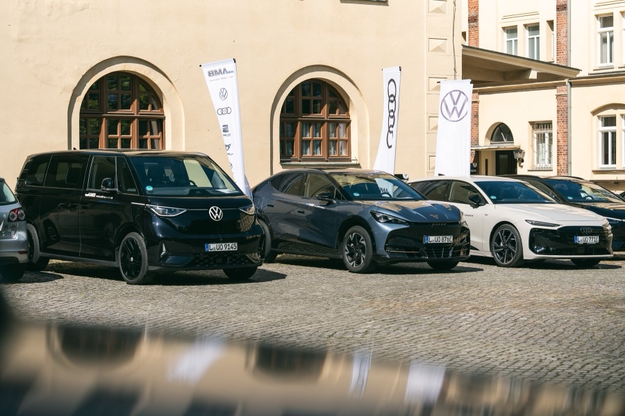 Fahrzeugausstellung vor dem Veranstaltungsort