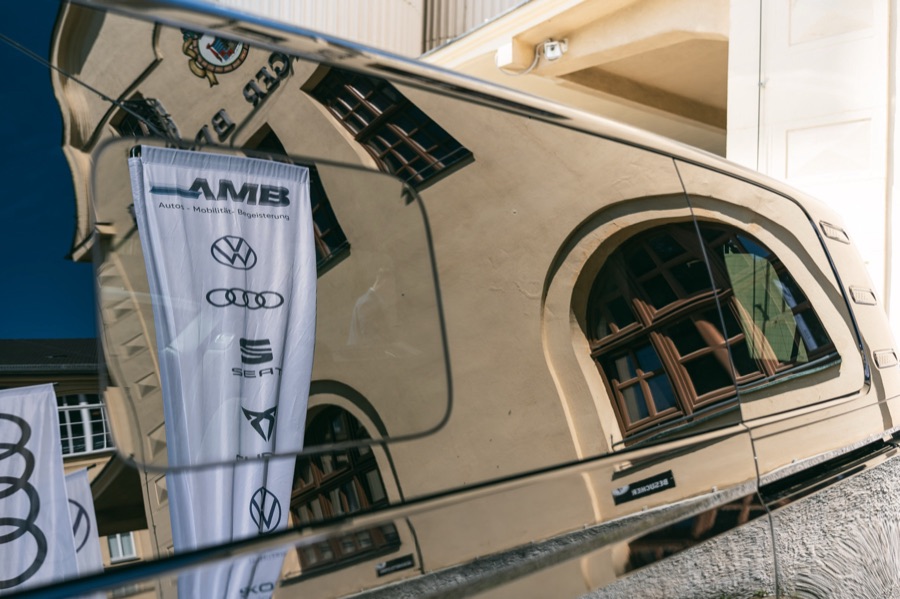 Fahne eines Autohauses vor dem Gebäude