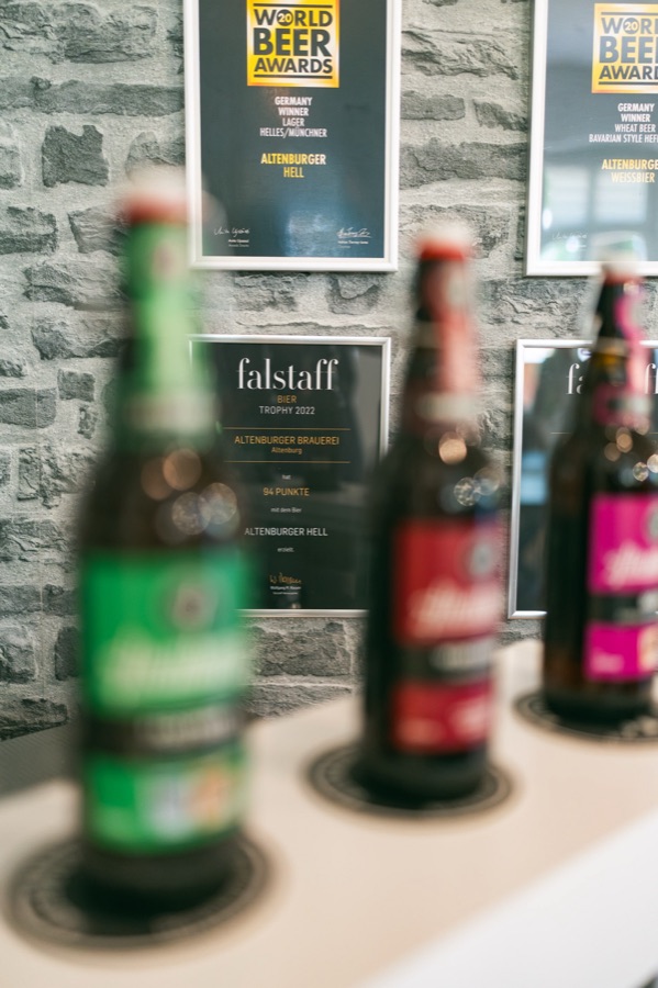 Bierflaschen und Auszeichnungen