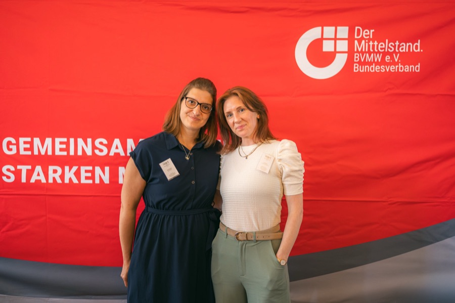 Zwei Besucherinnen vor der BVMW-Wand